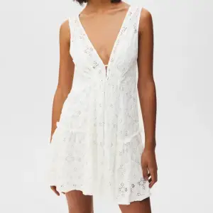 Supersnygg vit klänning från Pull & Bear som inte säljs längre! Som nytt skick, perfekt till studenten eller midsommar, xs men passar även s❤️Klänningen har en inbyggd underklännning så den är inte genomskinlig❤️ 