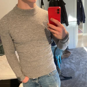 Stickad tröja  - Sjukt snygg tröja från h&m, en av deras finare och dyrare tröjor. Passar XS.