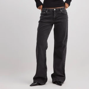 Lågmidjade jeans  - Säljer dessa sprillans nya och oanvända jeans då jag beställde fel storlek. Storlek 34.