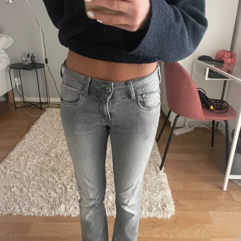 Jätte fina pepe jeans köpta på Zalando för ca 800 kr. Super fint skick igen skador. Storleken är 24/30. Midjan är så inte 24 cm utan det är ändas deras storlek men längden är 30 men sitter bra på mig som är ofta i storlek 32 ❤️. Jeans & Byxor.