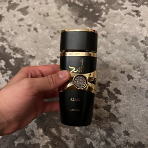 Lattaffa Asad (Dior Sauvage Elixir Klon) - Hej, Jag säljer min Lattaffa Asad parfym. Det är en klon av Dior Sauvage Elixir. Den luktar väldigt likt. Har endast använt pluss testprayat någon gång så det finns ungefär 98/100ml kvar. 