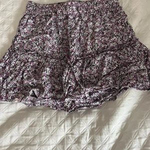 Kjol zara - Jätte fin kjol ifrå zara som tyvärr inte kommer till andväning länge. Hör av dig om du har några frågor. 