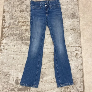 Stockholmsstils byxor  - Bra kvalitet på dem och inget som gör de att se begagnande ut. Blåa med vitt på låren.