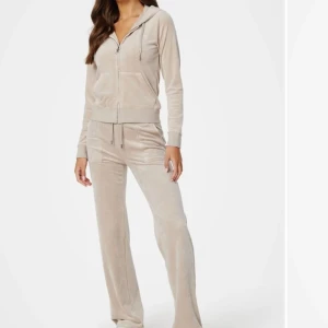 Juicy byxa och tröja  - Säljer mitt fina juicy sett i färgen begie. Privata bilder vid begäran. Byxorna är xs och tröjan i storlek s. Säljer hela settet för 1000kr 