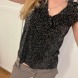 Prickig topp mango - Aå fin prickig topp från mango! Bra skick💕