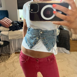 Cool topp - Nice jeans ”band” man kan ha runt en t shirt, såå snyggt!!