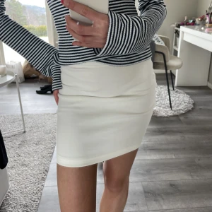 Snygg kjol - Snygg tajt vit kjol knappt använd💖