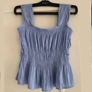 Sommar topp - Superfin topp i satin. Endast testad, säljer då den är för liten för mig🩷  Skickar mot spårbar frakt som köparen själv betalar☺️