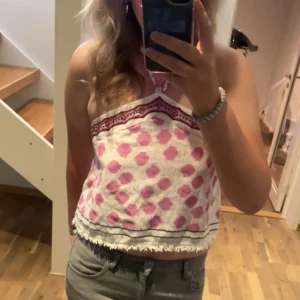 Zara topp - As snygg topp från zara. Säljer då den inte kommit till användning. Oanvänd, endast testad (prislappen är kvar). Ny pris 329kr. 