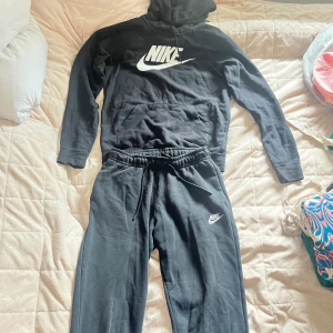 Nike dress - Xs på både byxorna och hoodien! Bra skick! 