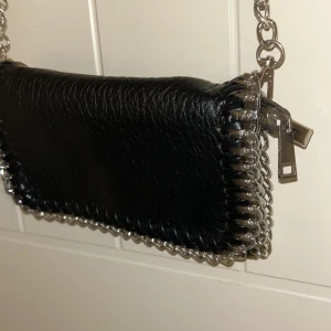 Liten väska - Liten väska från Tiamo. Vara använd ca 2-3 gr så den är i nyskick 