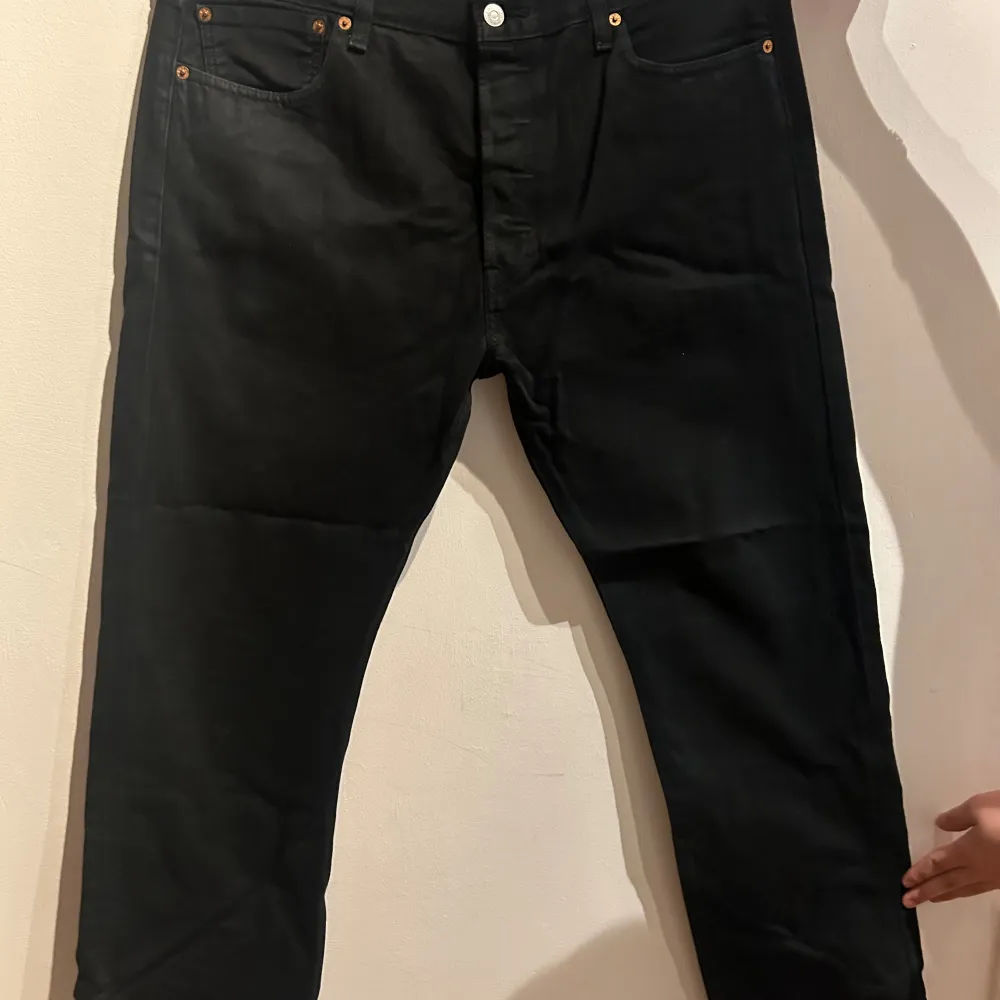 Säljer ut kläder som ej kommer till användning längre. Säljer Levis jeans 501 i mycket bra skick i storlek W36 L30, de är för små för mig och måste därför sälja de. Pris kan diskuteras.. Jeans & Byxor.
