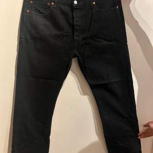 Säljer ut kläder som ej kommer till användning längre. Säljer Levis jeans 501 i mycket bra skick i storlek W36 L30, de är för små för mig och måste därför sälja de. Pris kan diskuteras.
