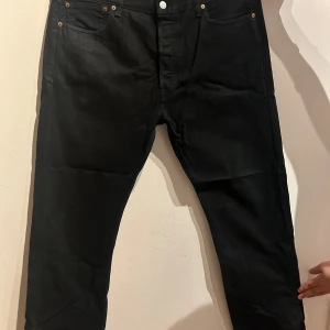 Levi’s jeans 501 - Säljer ut kläder som ej kommer till användning längre. Säljer Levis jeans 501 i mycket bra skick i storlek W36 L30, de är för små för mig och måste därför sälja de. Pris kan diskuteras.