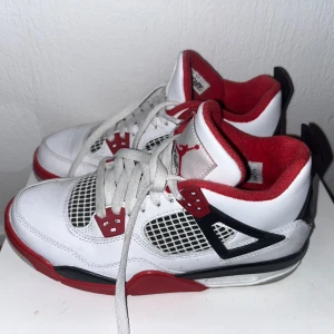 air jordan 4 retro fire red - Pris går absolut att diskutera!   Storlek: 38 Orginal pris: 4 000kr  Bra skick men Använda 