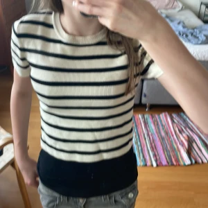 Stickad t-shirt - Supersöt randig finstickad t-shirt från Young Gina. Storleken är 146/152 men passar bra på mig som brukar ha xxs/xs. Har aldrig användt så i nyskick.