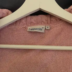 Säljer denna jättefina rosa zip up tröja från cappuccini i storlek S då den inte kommer till användning. Priset är diskuterbart!💗