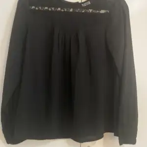Fin svart blus med Lance på toppen av tröjan, jätte fin och är i ny skick. Säljer på grund av att den inte kommer till användning längre! KONTAKTA FÖR BILD!
