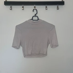 Vit crop top - En basic vit croppad t-shirt. Pris kan alltid diskuteras 