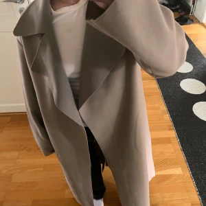 Beige Kappa - Tunn Kappa från Nelly, säljer då den inte kommit till användning alls, lappen finns kvar💗 Storlek XS passar S