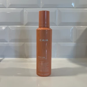 BUS Brun utan sol CAIA Deep, fräsch doft - Oanvänd. Färg: deep. Mousse. Underbar och fräsch doft. Färgar inte av sig på kläder eller sängkläder. Inköpt för 295.