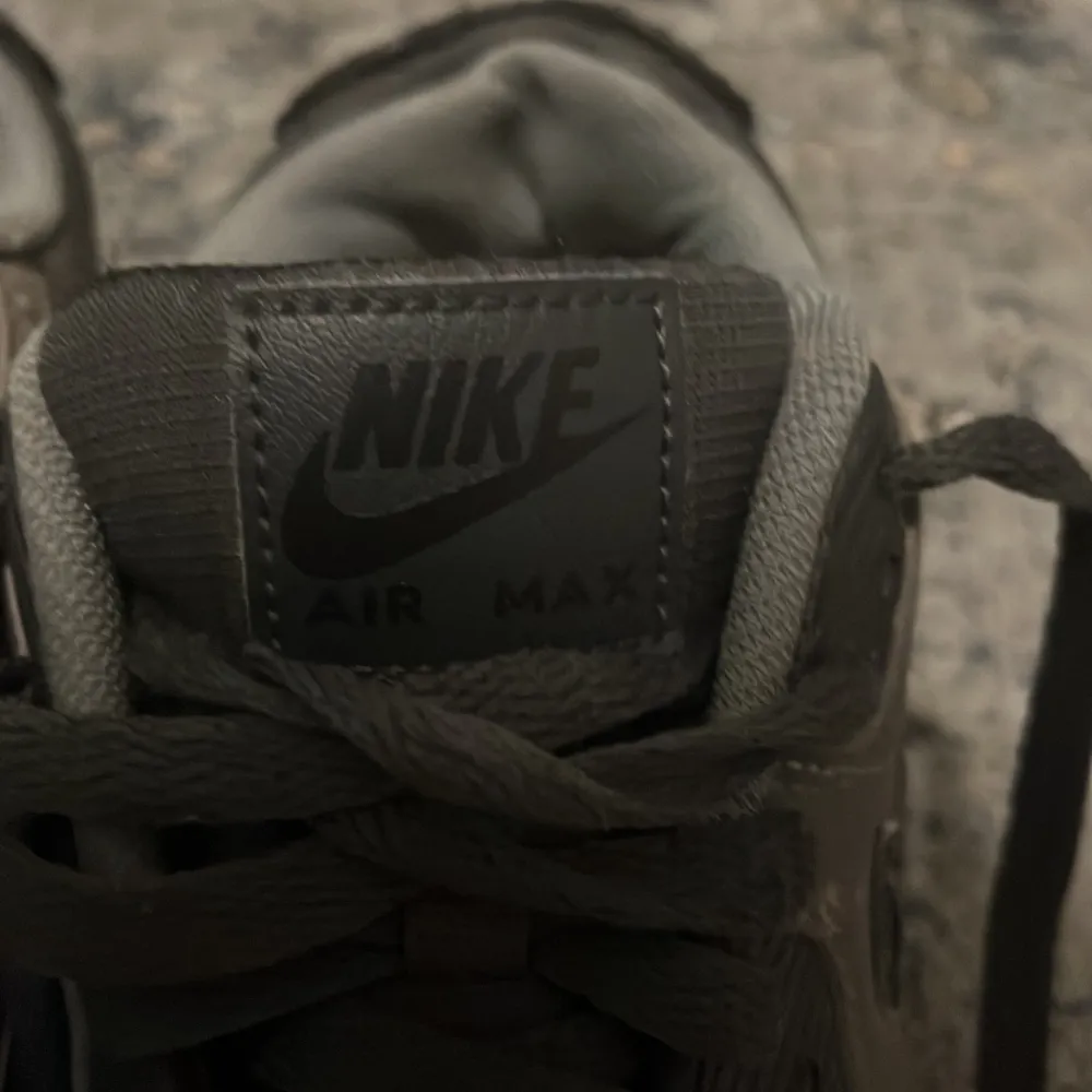 Fina Nike air Max skor som jag köpte på emporia för ungefär 6 månader sen. Skicket är i 7/10 allt e bra med dom är bara lite slitna där framme.. Skor.