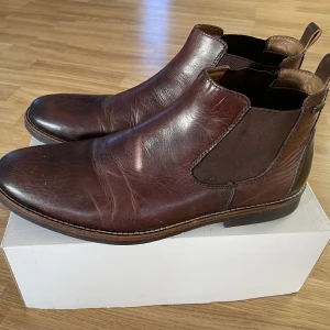 Rieker boots stl 46 - Snygg brun herrboots i skinn. Lite använd. Stl 46. Finns i Södra Sunderbyn. Rök- och djurfritt hem.