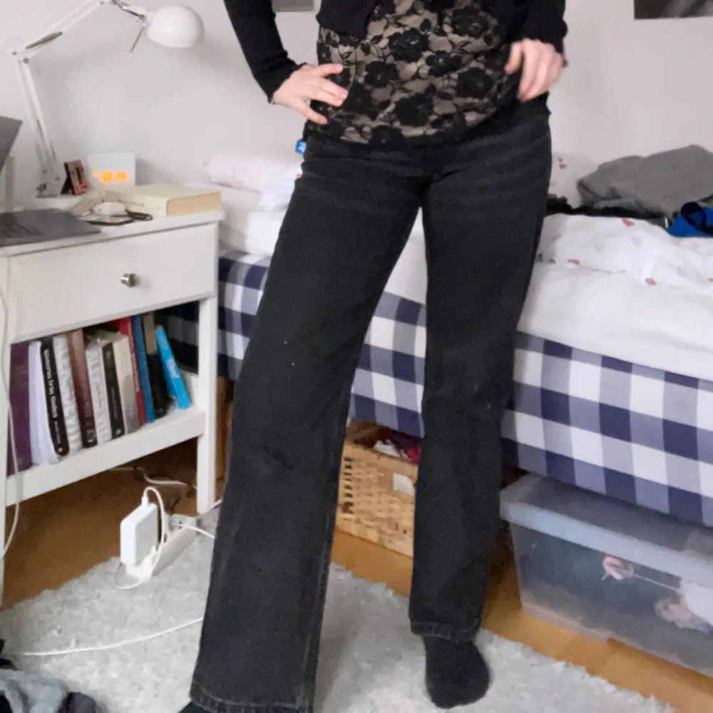 svarta arrow jeans från weekday, straight leg. supersnygga och i bra skick. midjemått: ca 78-80cm, innerbensmått: 75 cm. Jeans & Byxor.
