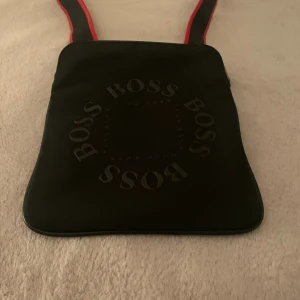 Hugo boss väska - Hej säljer en fin hugo boss väska som är i fint skick. Den är sälsynt och säljs inte längre. Den är använt med kärlek och har inga hål och sånt. Skriv för flera frågor Priset är inte hugget i sten.