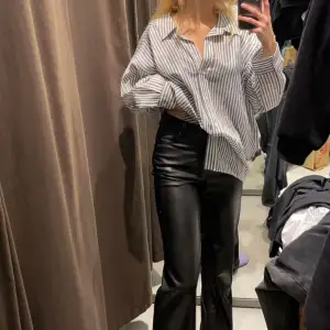 En oversize randig skjorta från Zara med blåa ränder. Aldrig använd och prislappen kvar! Säljes pga fel modell💓 INGÅR FRAKT I PRIS🙌🏼