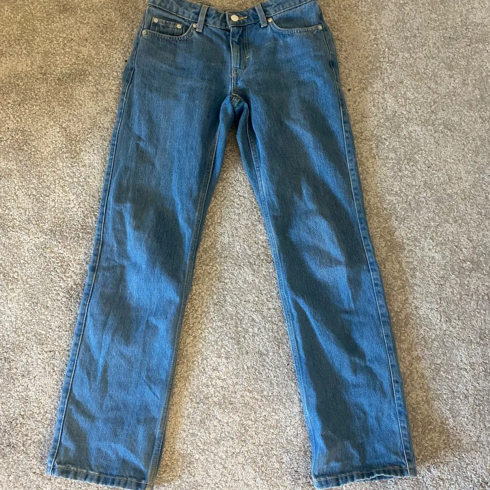 Säljer mina super fina weekday jeans som jag ej använder längre. De är i modellen arrow low straight jeans😊sista bilden är lånad🤗. Jeans & Byxor.