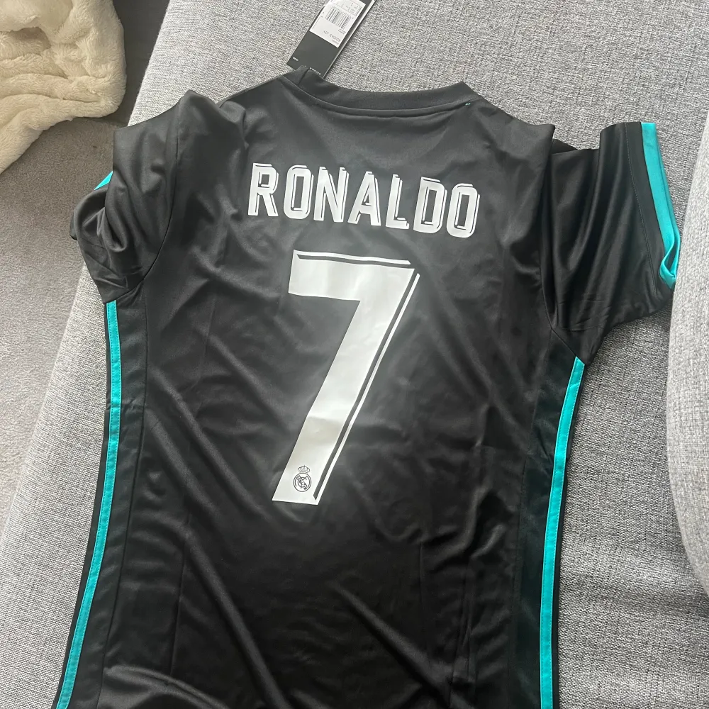 Ronaldo tröja från 2017 säsongen, oanvända med lapparna på. T-shirts.