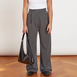 Djerf Avenue favorite pants grey xxs - Djerf Avenue Favorite Pants Grey xxs (stor i storlek passar xs) kostymbyxor. I bra använt skick, jag hittar inget att anmärka på. Nypris 1500kr. Möts upp i Stockholm/odenplan eller skickas. 