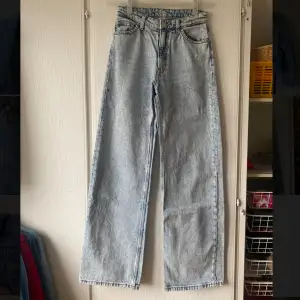 Jeans från Monki i storlek 25