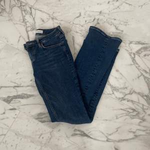 Mörkblå zara jeans som är midwaist. snygga men kommer inte till användning längre. Lite sliten längst ner (sista bilden) men inget man tänker på. inga andra defekter annars.