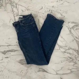 Mörkblå zara jeans som är midwaist. snygga men kommer inte till användning längre. Lite sliten längst ner (sista bilden) men inget man tänker på. inga andra defekter annars.