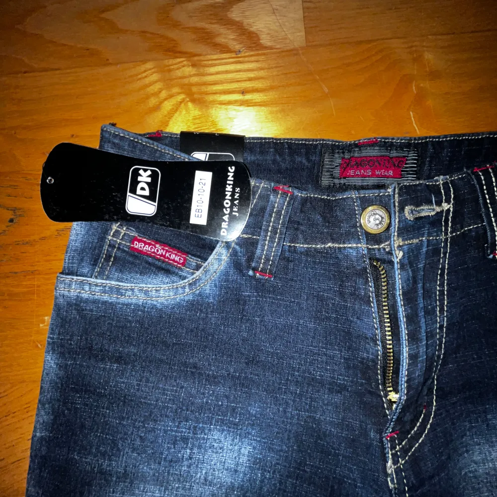lågmidjade jeans, stretchigt material innervenslängd 80 cm, midjemått mätt tvärs över 37 cm skriv för mer detaljer !!. Jeans & Byxor.