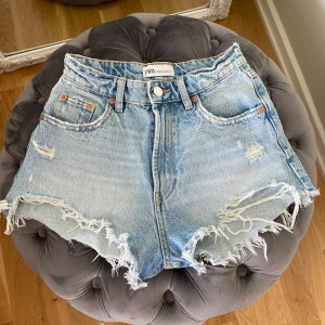 Jättefina shorts  - Ett par jättefina jeansshorts från Zara. Köpta här på plick man passade tyvärr inte på mig. Byte av större storlek är också av intresse!🩷dragkedjan kan krångla
