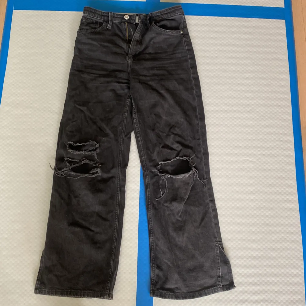 As snygga svarta jeans med hål på knäna från h&m i strl. 152 🫶🏻. Jeans & Byxor.
