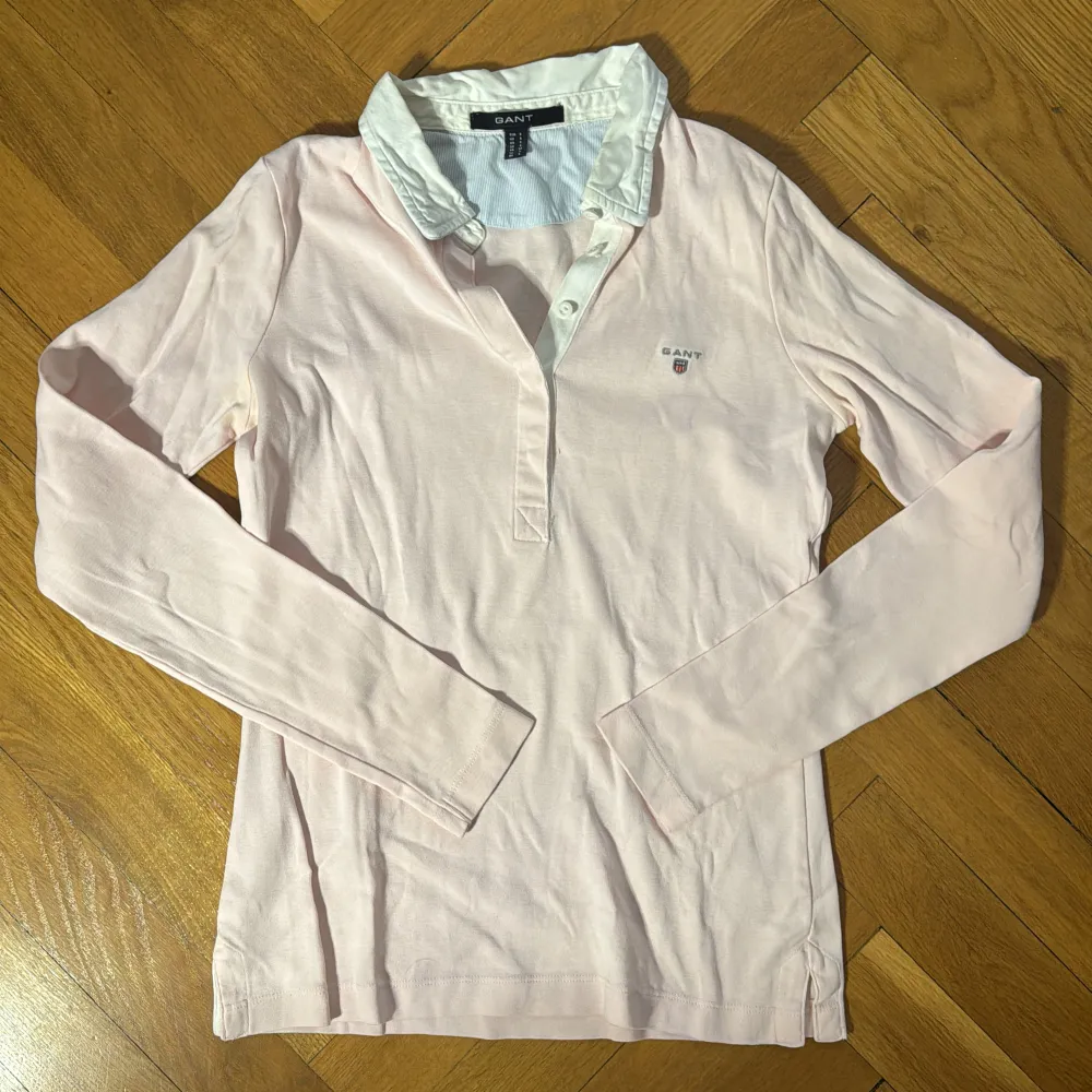 Säljer denna fina Gant tröja då den aldrig kommer till användning! Super fin ljus rosa färg!💕. Tröjor & Koftor.