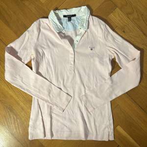 Säljer denna fina Gant tröja då den aldrig kommer till användning! Super fin ljus rosa färg!💕