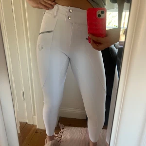 Ridbyxor  - Vita ridbyxor från kyro använda på endast en tävling🤍🤍
