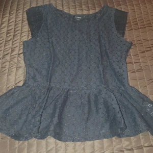 Barntopp - Fin barntop o svart med skimmer.