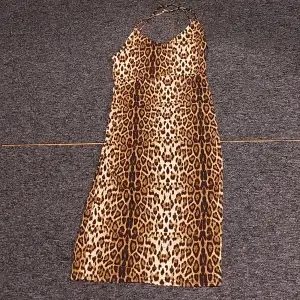 Hej säljer denna leopardmönstrade klänning då den inte kommer till användning och inte är i min storlek. Den är ny och har inte använts. Den är öppen i ryggen och är ifrån  Nly one och har inga defekter. Ställ frågor om ni undrar något.