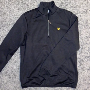 Golftröja - En golf zip Up tröja från Lyle & Scott i fint skick! Köparen står för frakt.