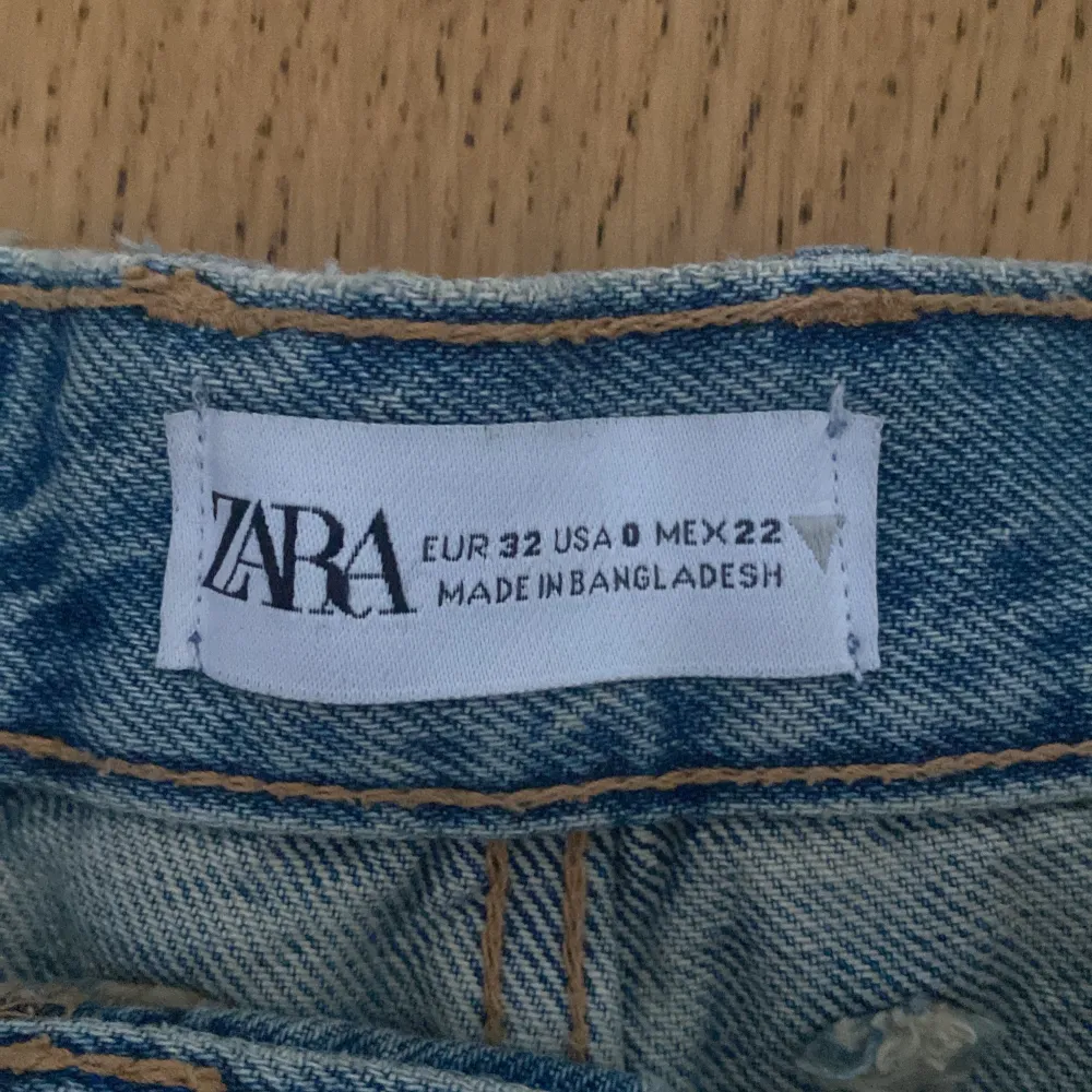 Jeansshorts från zara med medelhög midja, bra skick🥰. Shorts.