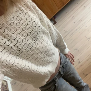 Snygg tröja med hål - Cool och lagom häftig tröja som sticker ut men absolut inte för mycket! Tröjan är inprincip oanvänd⭐️⭐️