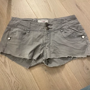 Shorts - Säljer dessa grå shortsen från Bershka då de va lite för stora för mig, beställde på plick innan!