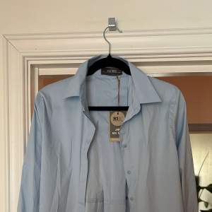 Helt oanvänd fin skjorta. På grund utav att det inte är min stil. Lite loose fit. Svalt material. 💙 Orginalpris 1299kr