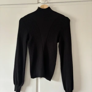 Stickadtröja med halvpolo - Superfin! Knappt använd.